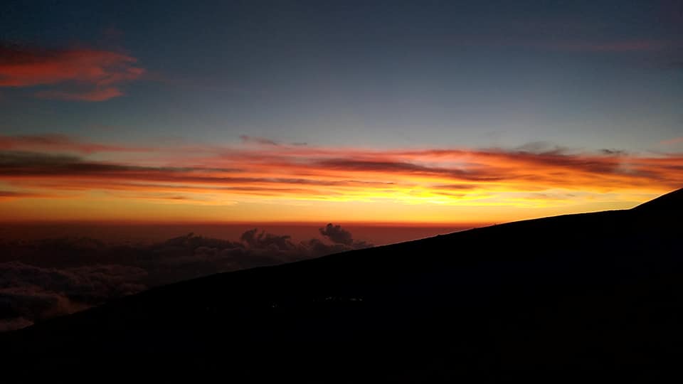 山の朝日